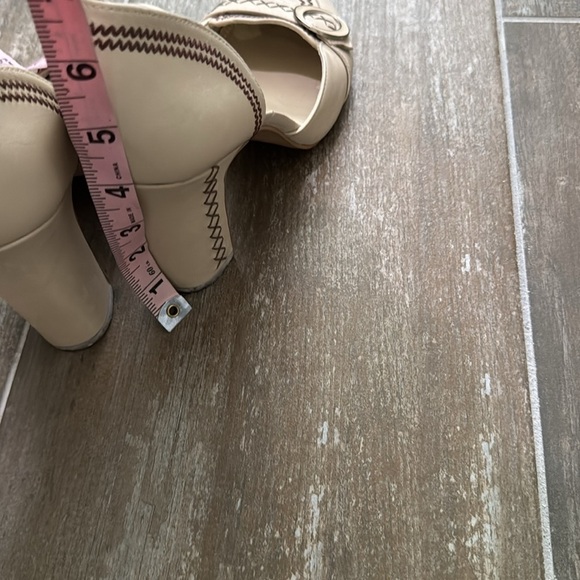 Gianni Bini Amalia Heels - Ivory w/Brown Stitching - Picture 8 of 10